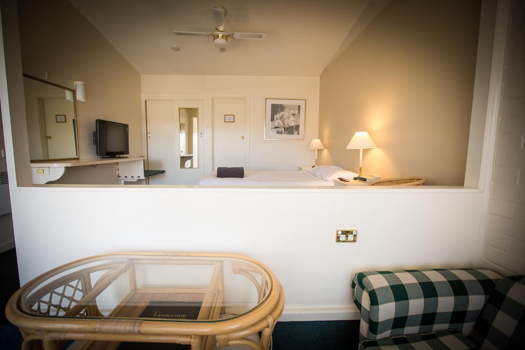 Abel Tasman Airport Motor Inn Launceston Exterior photo