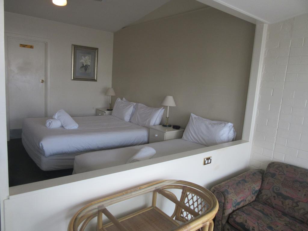 Abel Tasman Airport Motor Inn Launceston Exterior photo